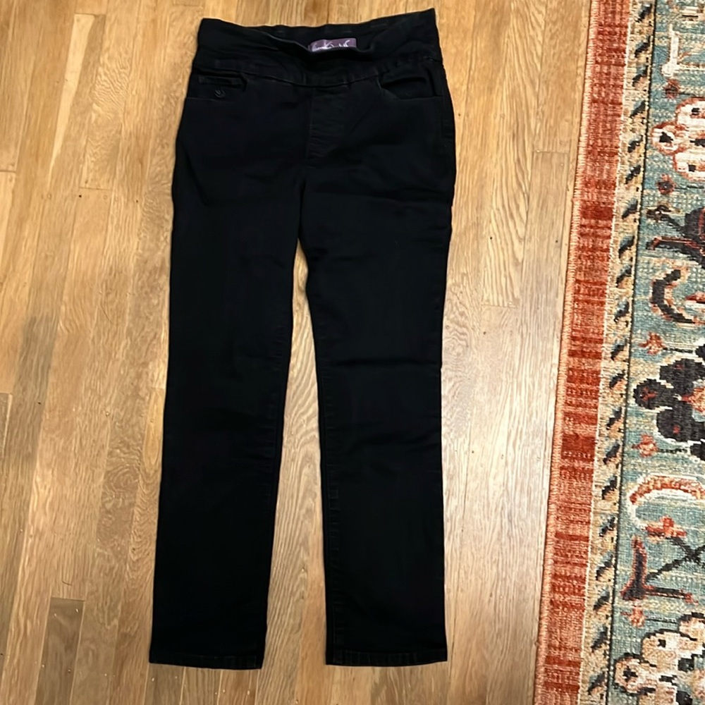 black denim Gloria Vanderbilt pull on skinny straight jean, size 8 petite